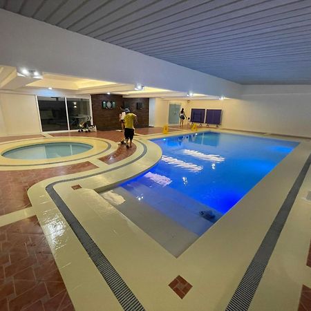 Burgundy Mckinley Place Service Apartment 马尼拉 外观 照片