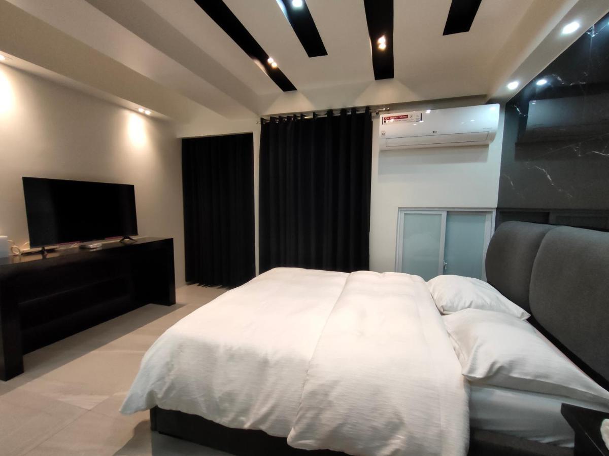 Burgundy Mckinley Place Service Apartment 马尼拉 外观 照片