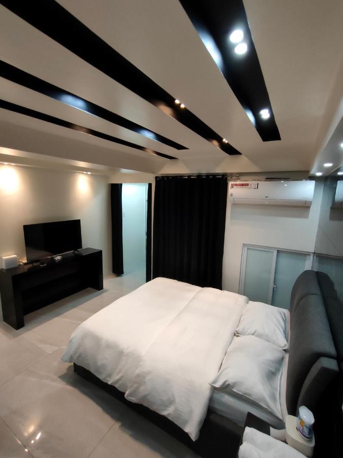 Burgundy Mckinley Place Service Apartment 马尼拉 外观 照片