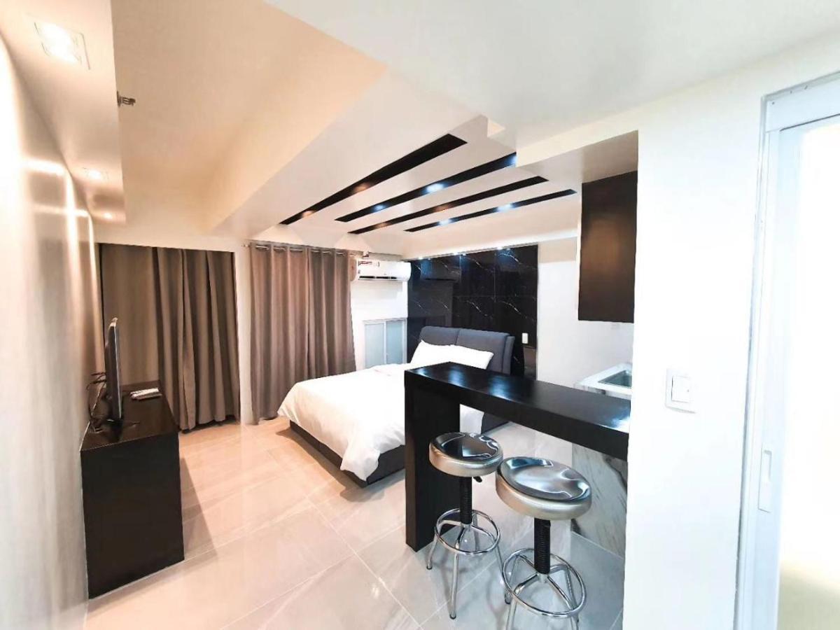 Burgundy Mckinley Place Service Apartment 马尼拉 外观 照片