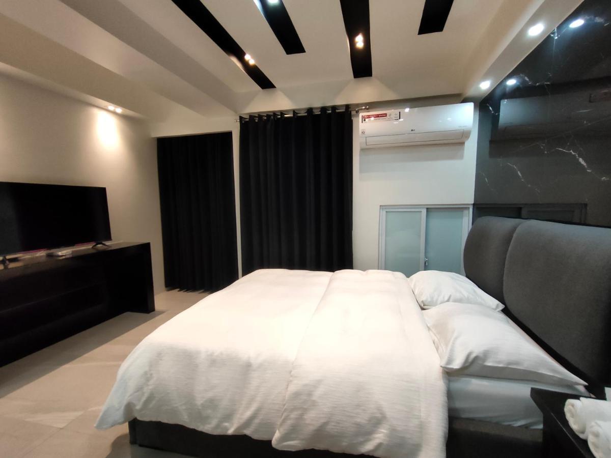 Burgundy Mckinley Place Service Apartment 马尼拉 外观 照片
