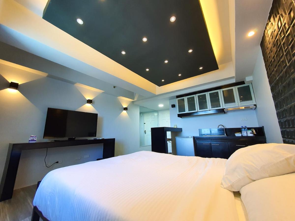 Burgundy Mckinley Place Service Apartment 马尼拉 外观 照片