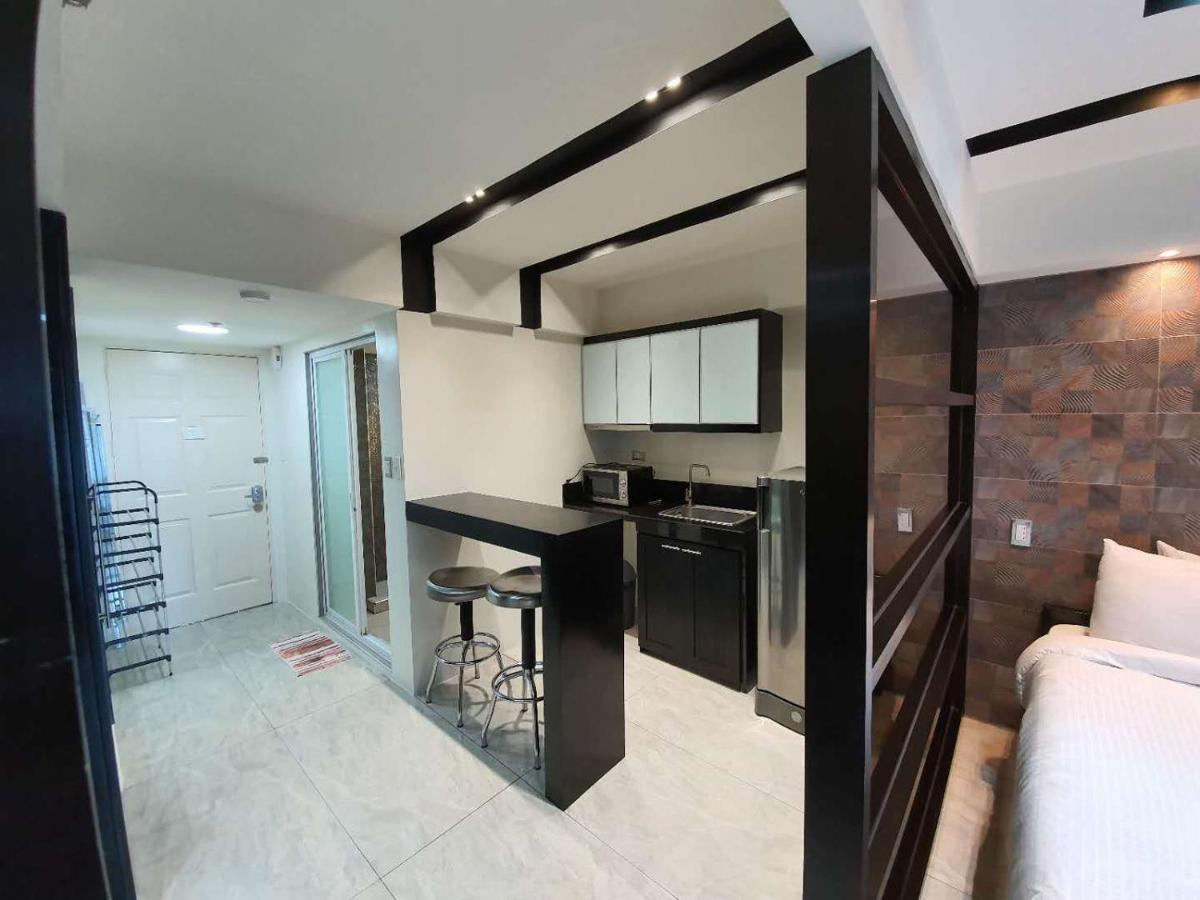 Burgundy Mckinley Place Service Apartment 马尼拉 外观 照片