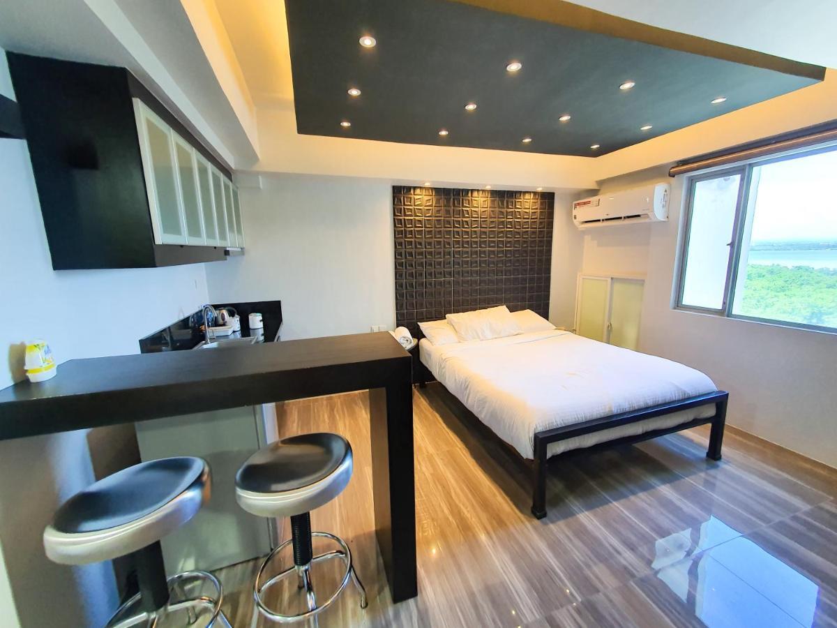 Burgundy Mckinley Place Service Apartment 马尼拉 外观 照片