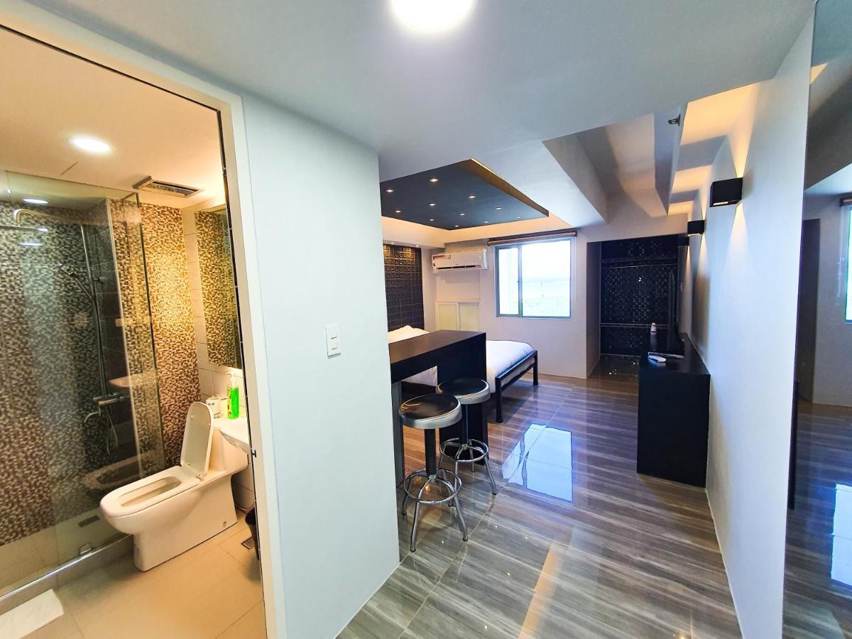 Burgundy Mckinley Place Service Apartment 马尼拉 外观 照片