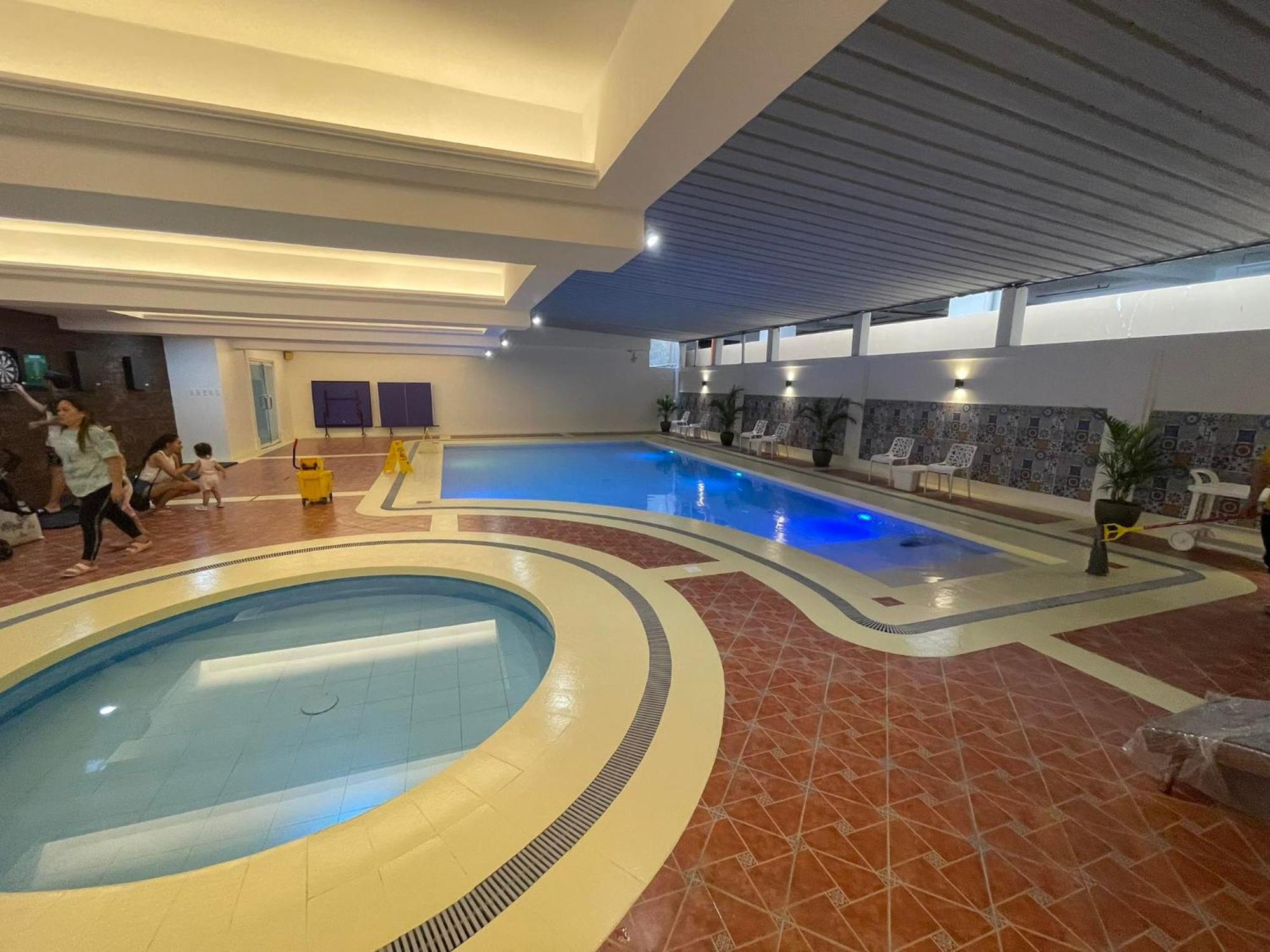 Burgundy Mckinley Place Service Apartment 马尼拉 外观 照片