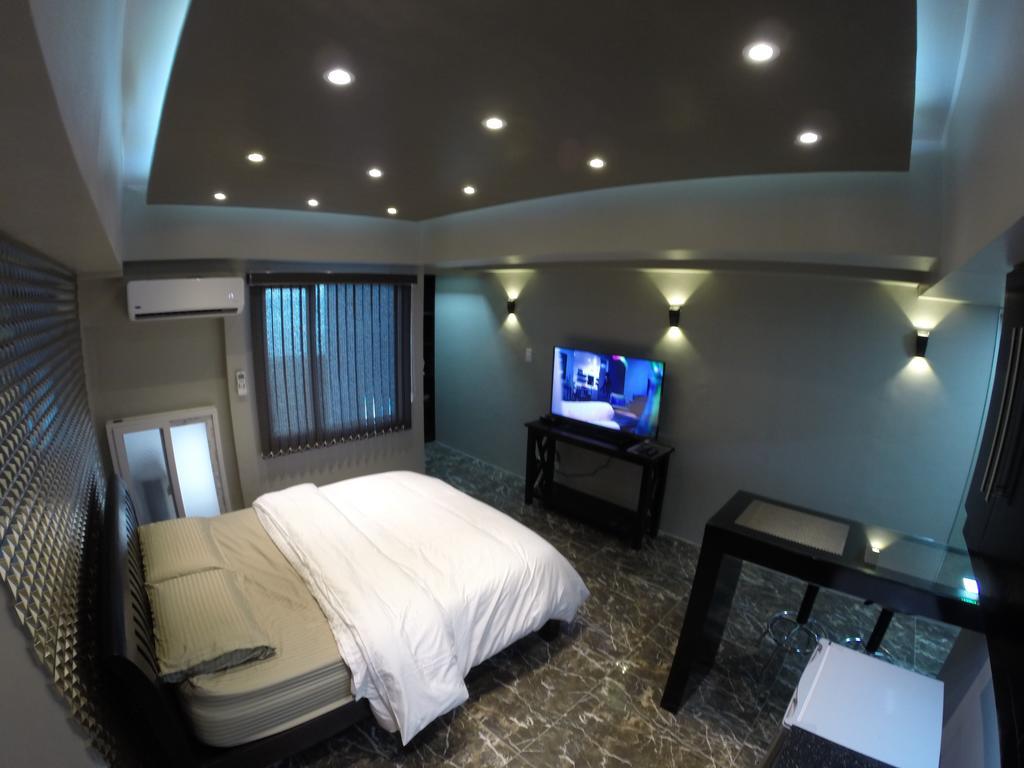 Burgundy Mckinley Place Service Apartment 马尼拉 外观 照片