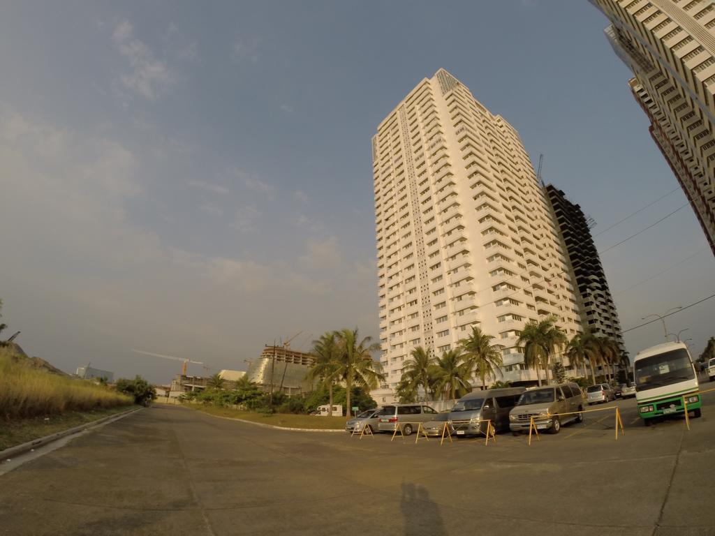 Burgundy Mckinley Place Service Apartment 马尼拉 外观 照片