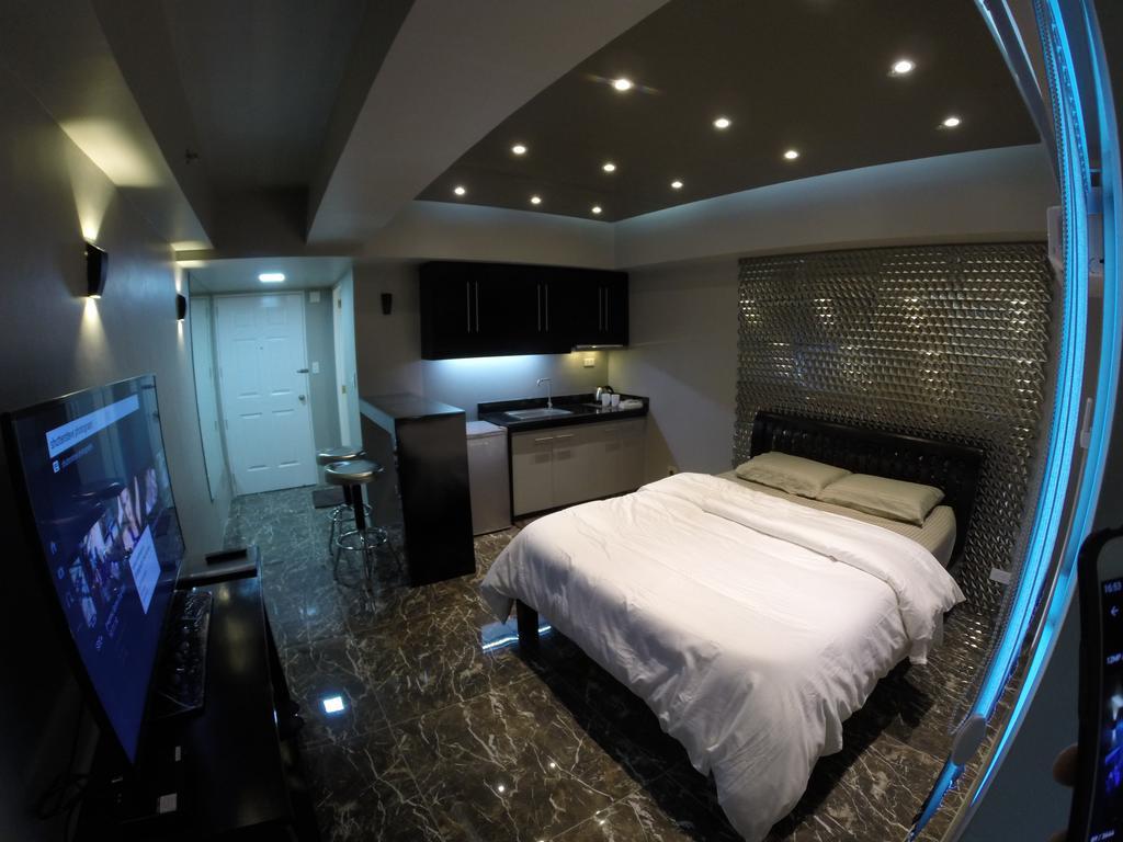 Burgundy Mckinley Place Service Apartment 马尼拉 外观 照片