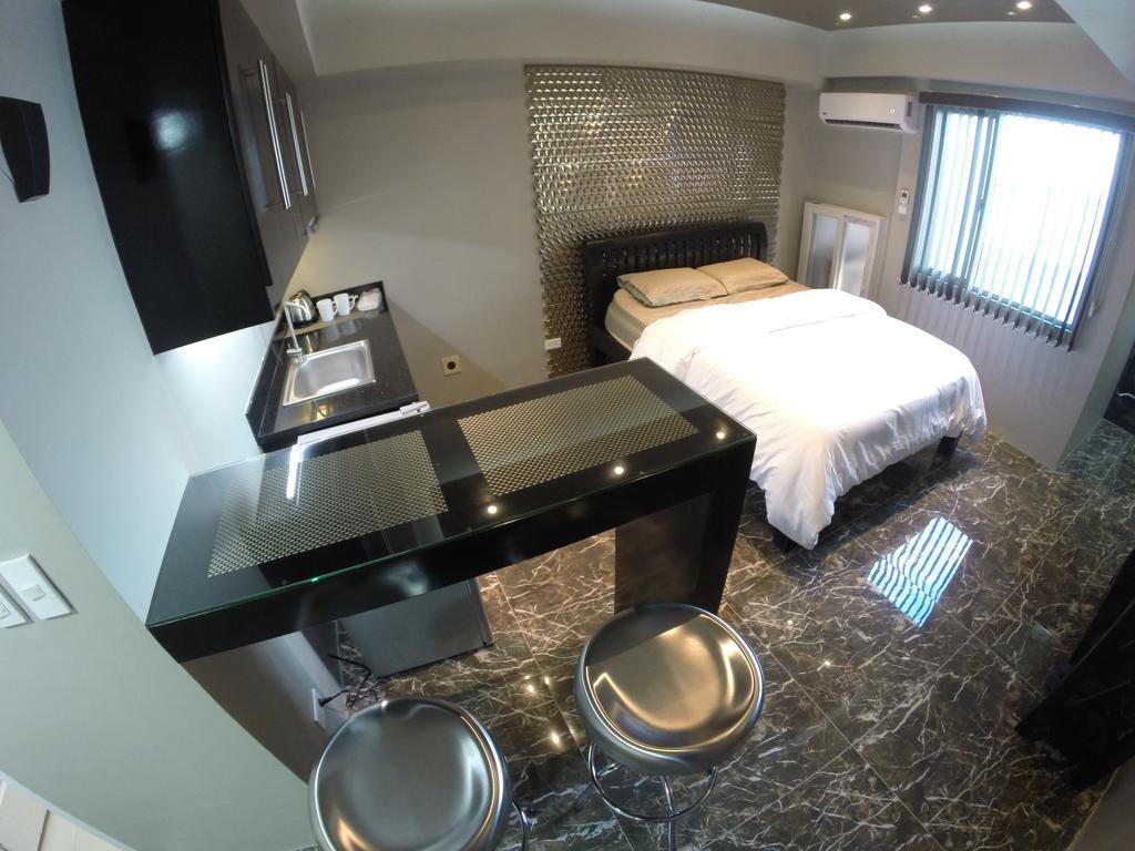 Burgundy Mckinley Place Service Apartment 马尼拉 外观 照片