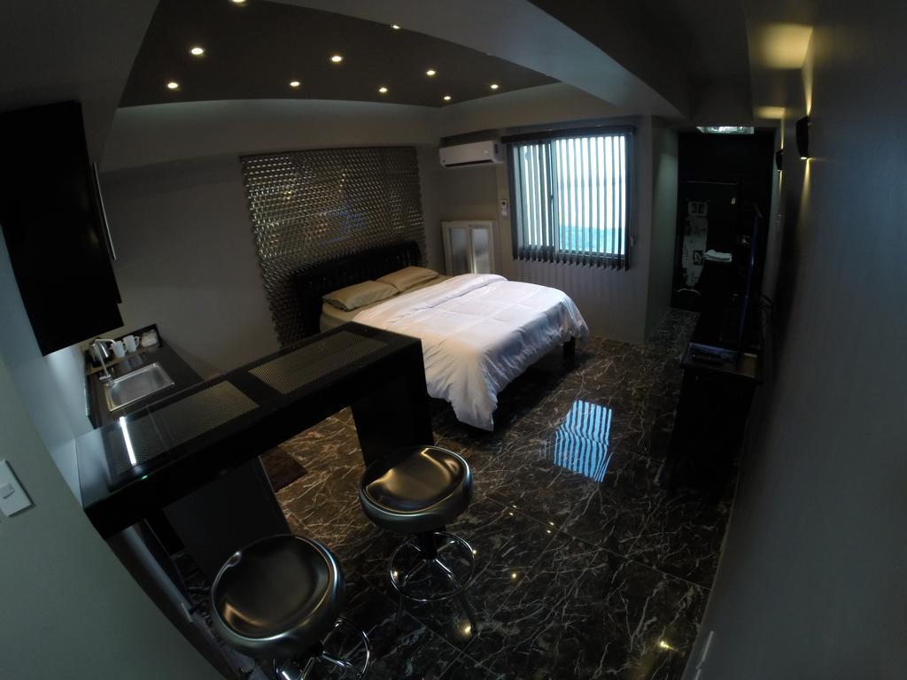 Burgundy Mckinley Place Service Apartment 马尼拉 外观 照片