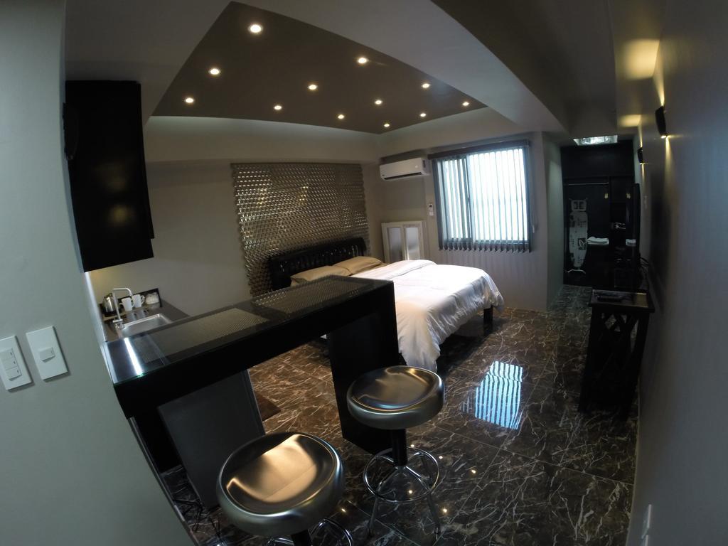 Burgundy Mckinley Place Service Apartment 马尼拉 外观 照片