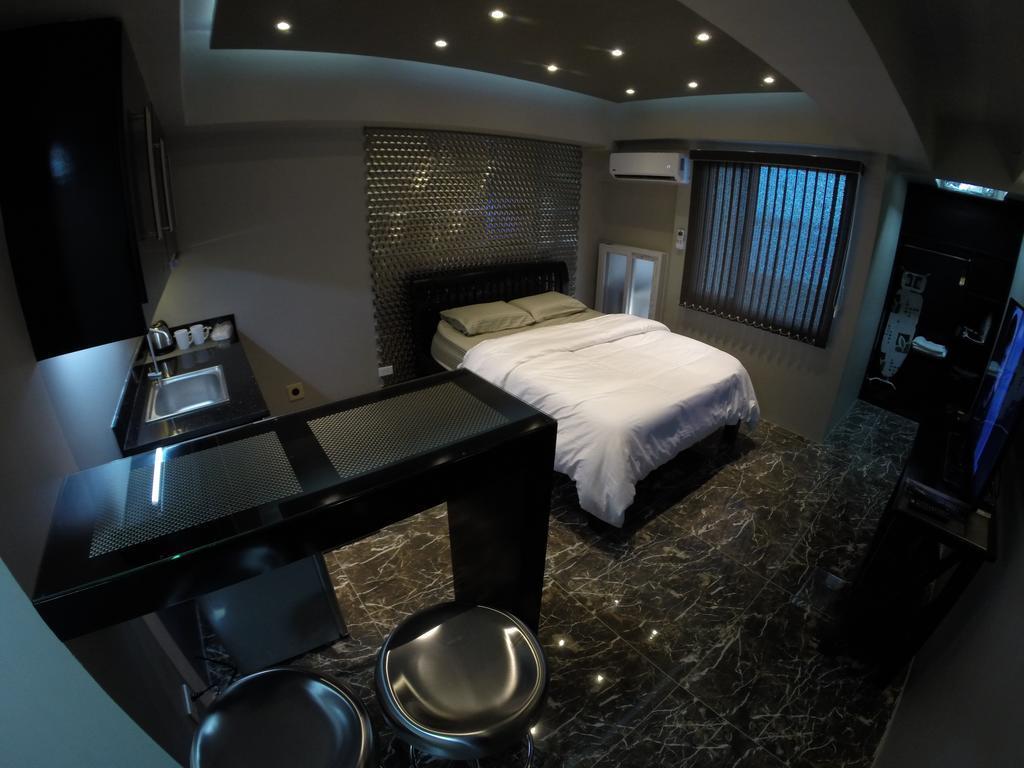 Burgundy Mckinley Place Service Apartment 马尼拉 外观 照片