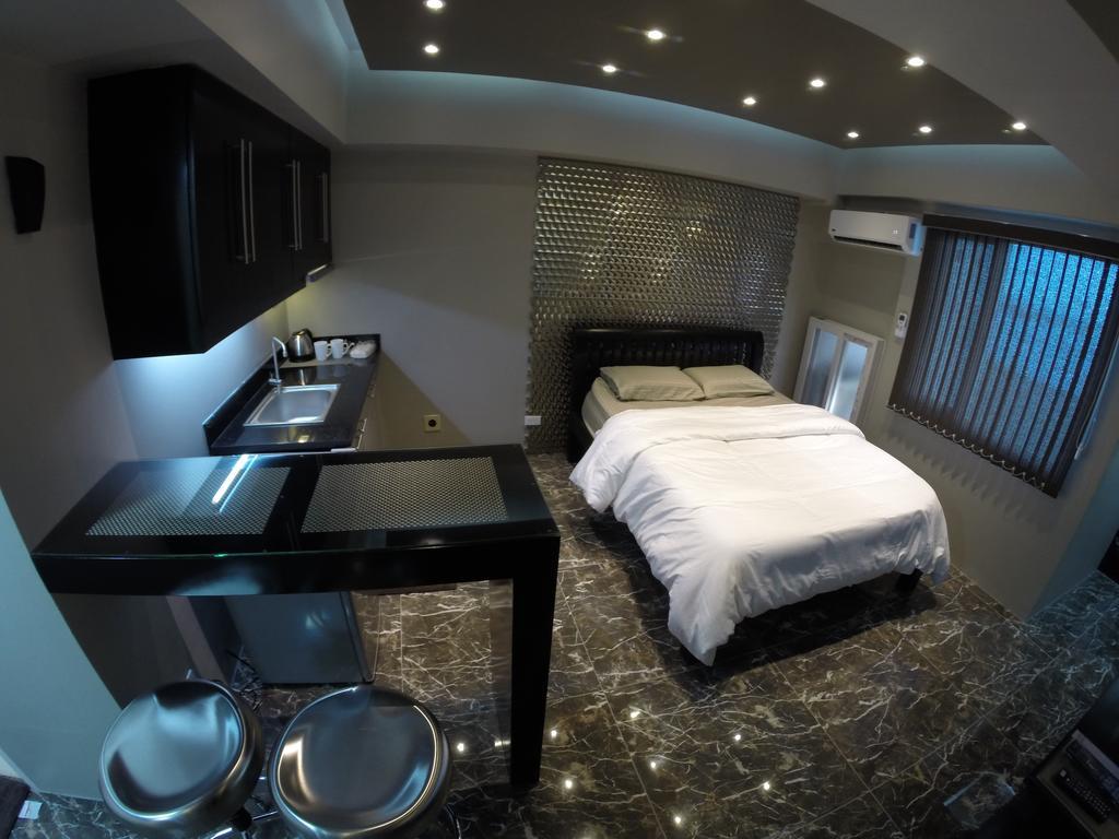 Burgundy Mckinley Place Service Apartment 马尼拉 外观 照片