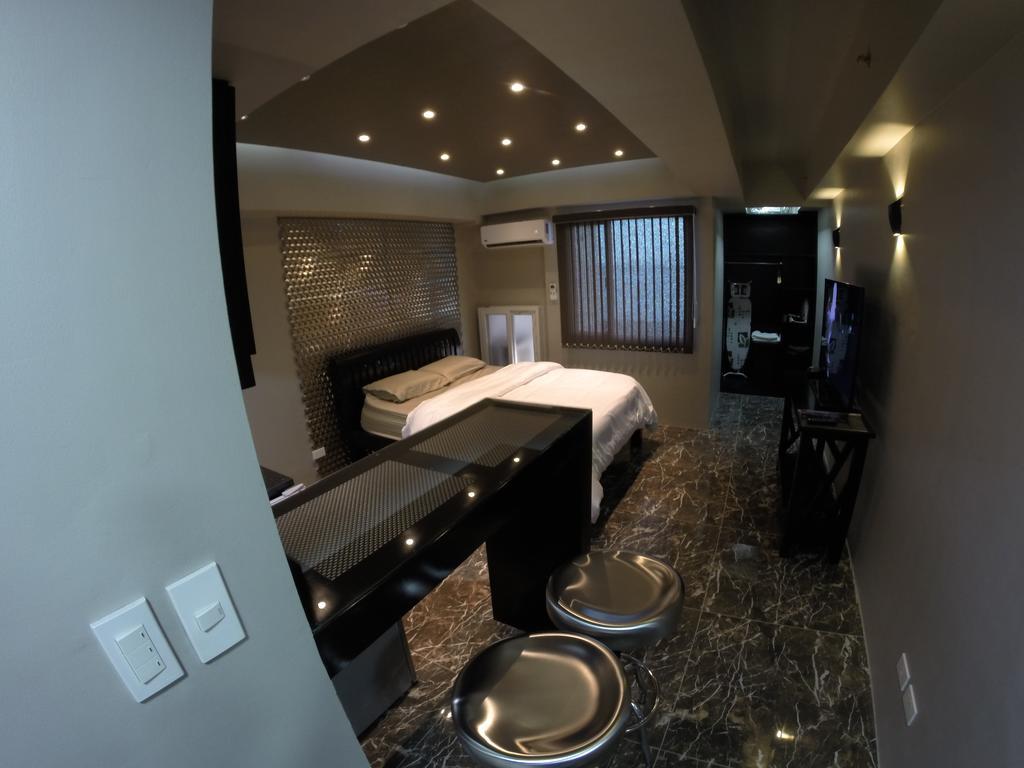 Burgundy Mckinley Place Service Apartment 马尼拉 外观 照片