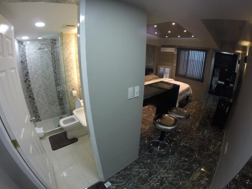 Burgundy Mckinley Place Service Apartment 马尼拉 外观 照片