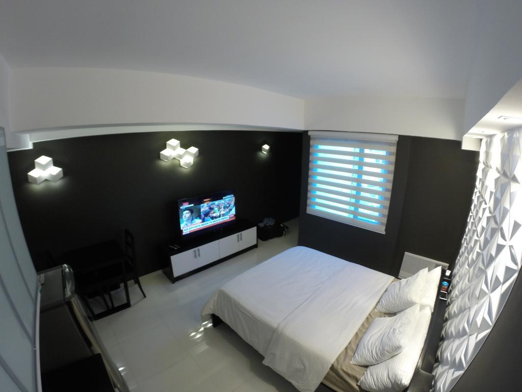 Burgundy Mckinley Place Service Apartment 马尼拉 外观 照片