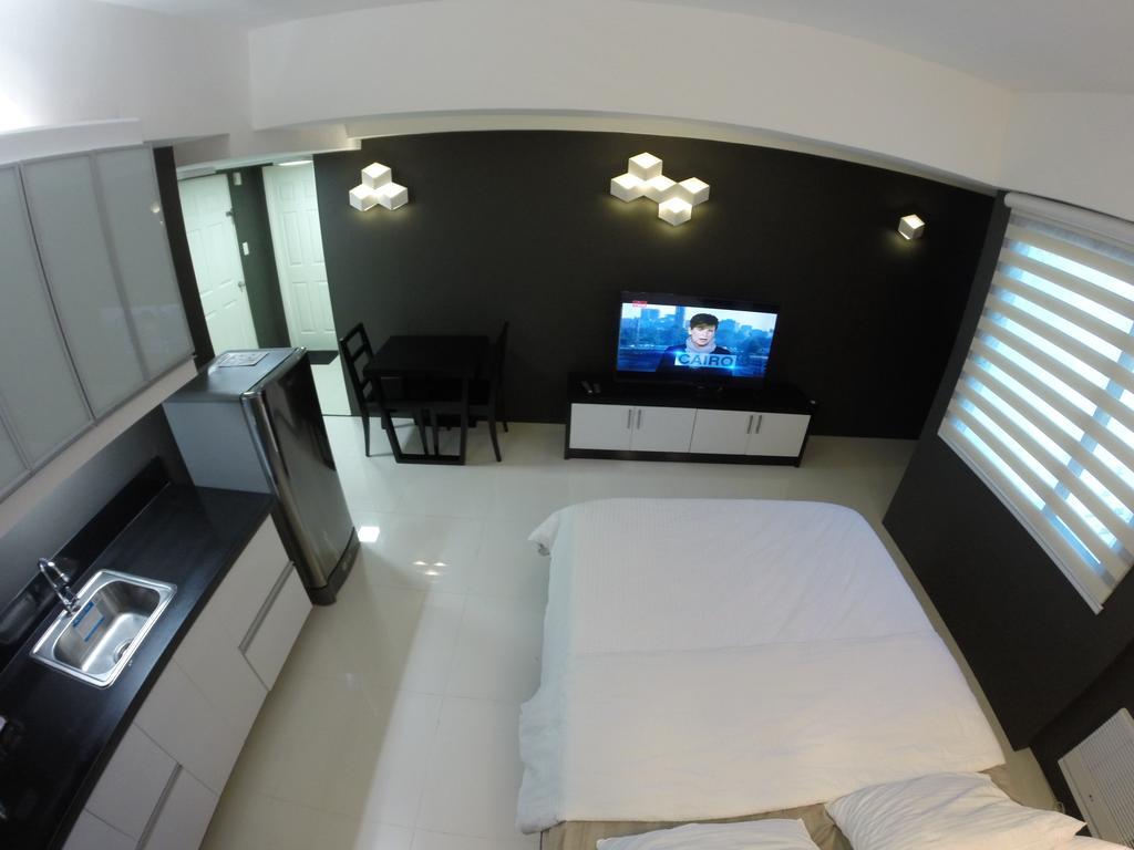 Burgundy Mckinley Place Service Apartment 马尼拉 外观 照片