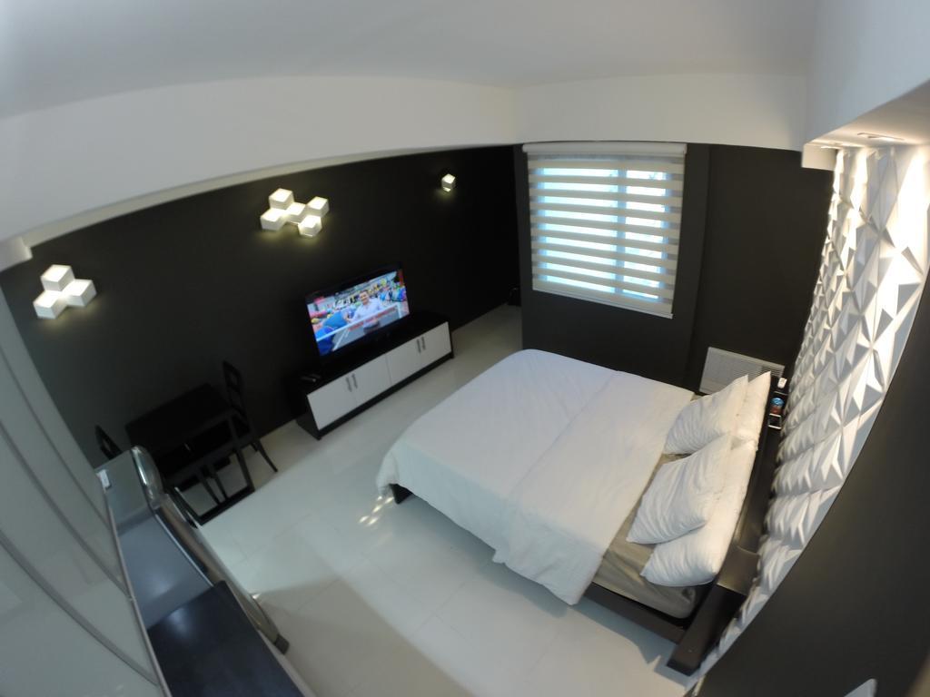 Burgundy Mckinley Place Service Apartment 马尼拉 外观 照片