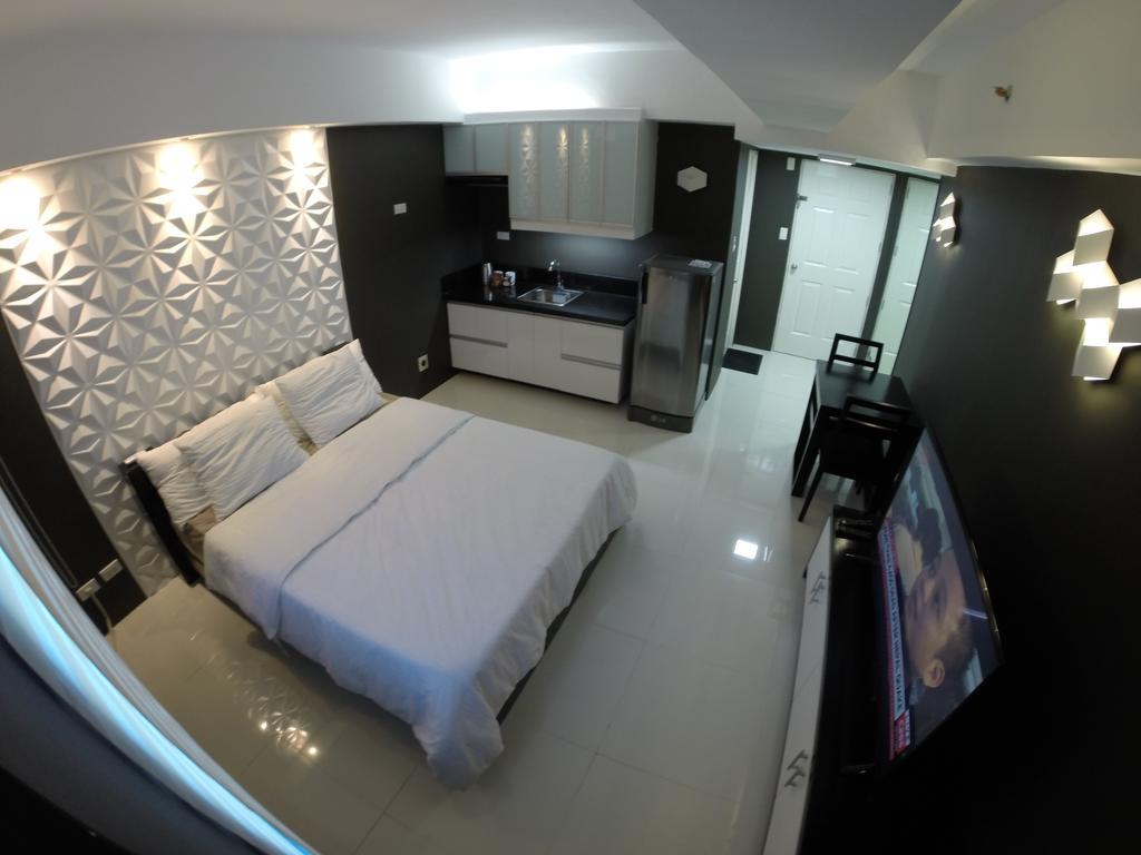 Burgundy Mckinley Place Service Apartment 马尼拉 外观 照片