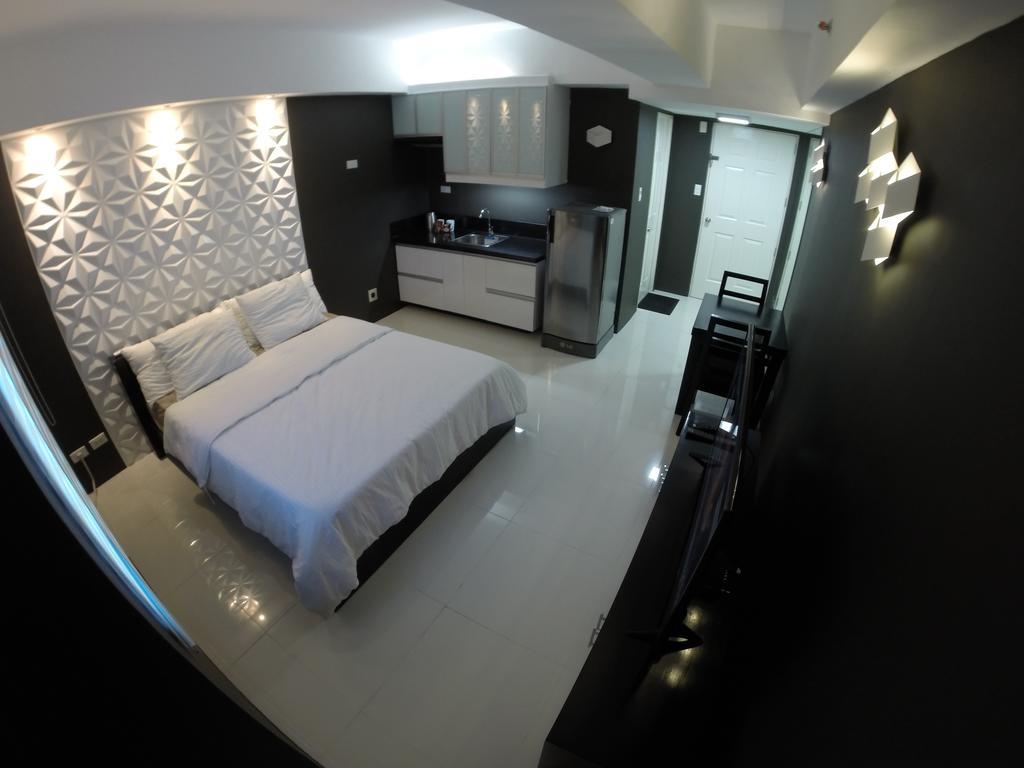 Burgundy Mckinley Place Service Apartment 马尼拉 外观 照片