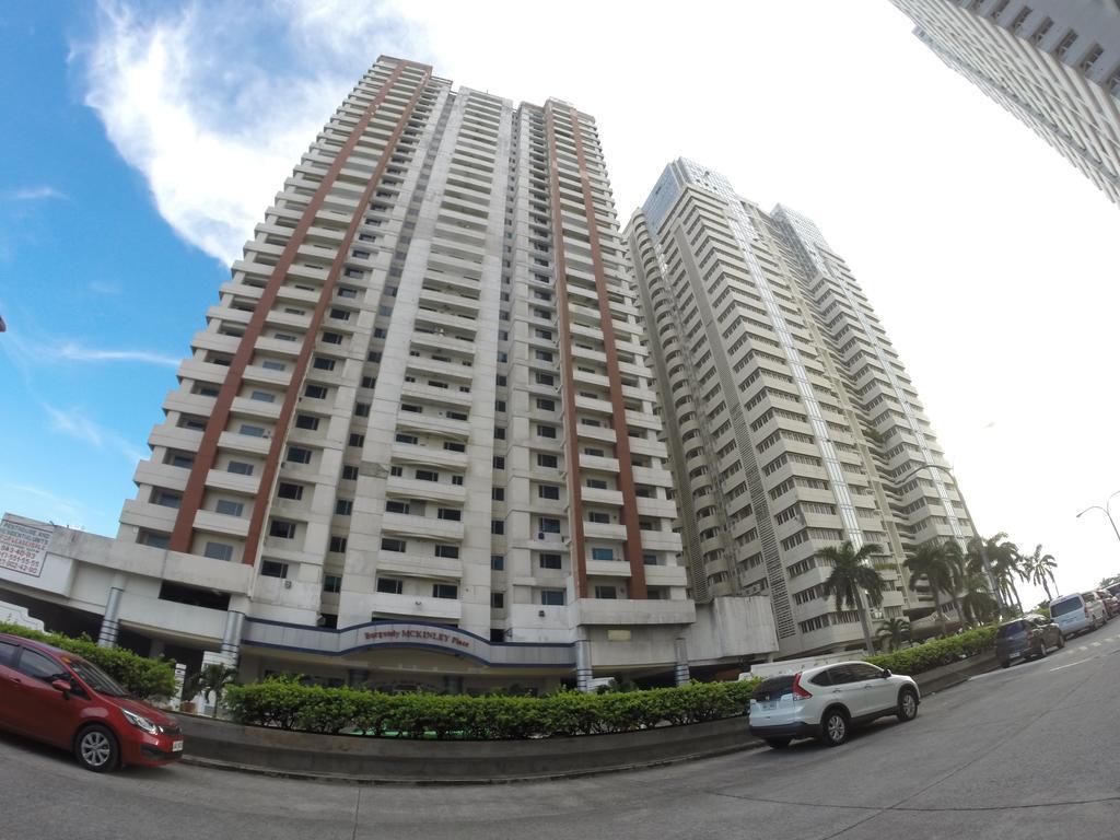 Burgundy Mckinley Place Service Apartment 马尼拉 外观 照片