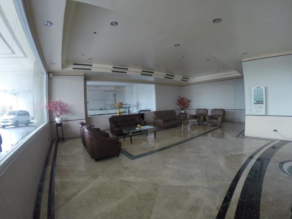 Burgundy Mckinley Place Service Apartment 马尼拉 外观 照片