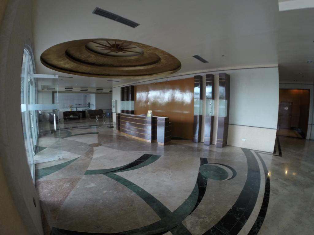 Burgundy Mckinley Place Service Apartment 马尼拉 外观 照片