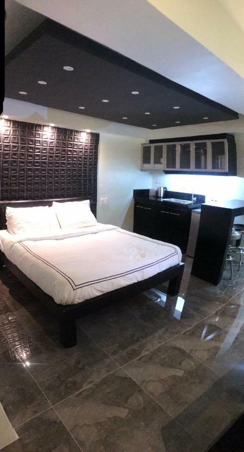Burgundy Mckinley Place Service Apartment 马尼拉 外观 照片